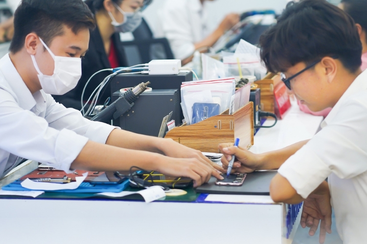 Mặt kính iPhone 16 Pro